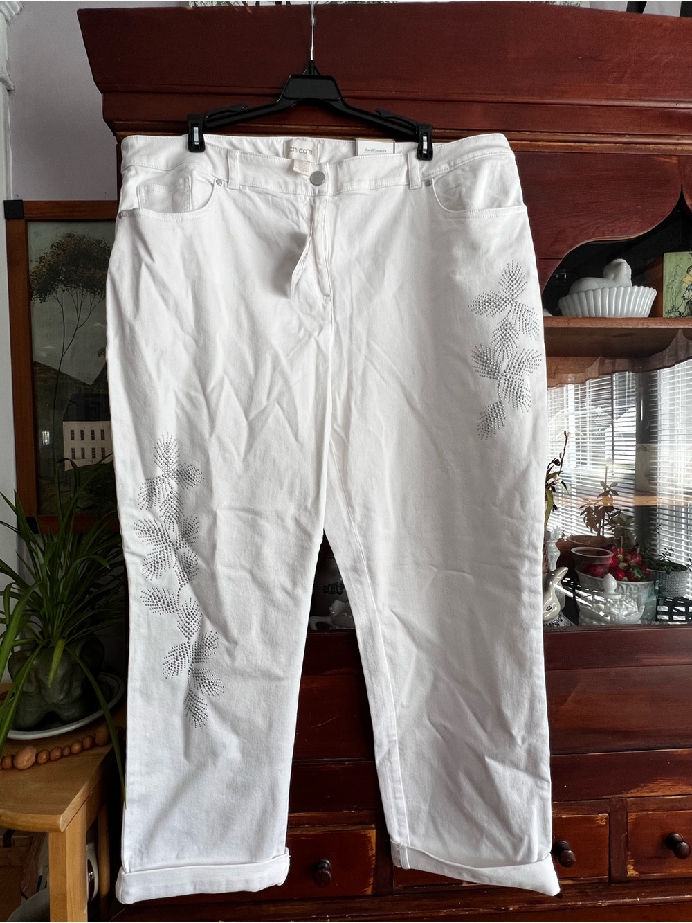 Chico’s White Embellished Straight-Leg crops size 3 (16)